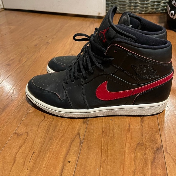 Jordan Black and Red Sneakers High-Top Leather - Picture 4 of 6